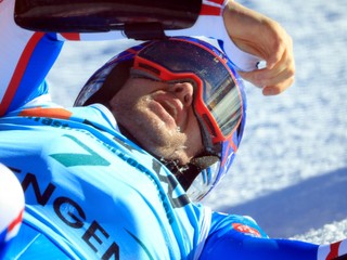 Alexis Pinturault po páde počas super-G Svetového pohára v alpskom lyžovaní vo Wengene.