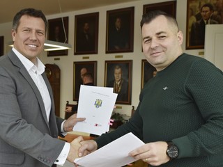 Starosta Opavy Tomáš Navrátil a nový majiteľ klubu SFC Opava Andrej Krajíček pri podpise zmluvy.