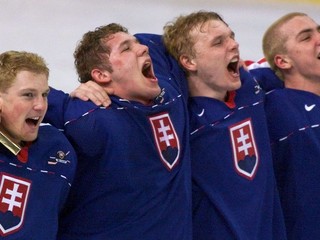 Michal Košík, Ján Lašák, Zoltán Bátovský a Michal Hudec spievajú hymnu po triumfe nad Švédmi v zápase o bronz na MS do 20 rokov vo Winnipegu 1999.