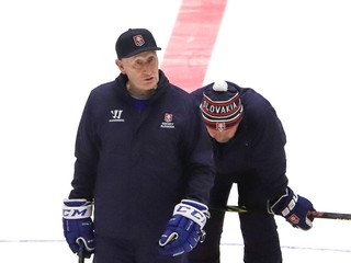 Tréner slovenskej hokejovej reprezentácie Craig Ramsay počas tréningu