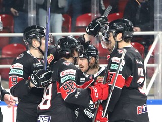 Hokejisti HC 05 Banská Bystrica sa tešia po strelenom góle.