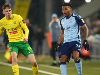 Zľava v súboji o loptu Mário Sauer a Cesar Blackman v zápase 19. kola futbalovej Niké ligy MŠK Žilina - ŠK Slovan Bratislava