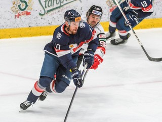 Na snímke zľava Branislav Kubka (Slovan) a Carter Turnbull (Banská Bystrica).