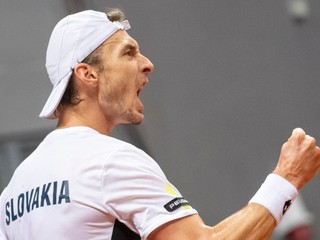 Lukáš Klein v zápase Davis Cupu proti Srbovi Miomirovi Kecmanovičovi.