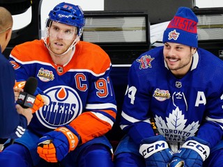 Connor McDavid (vľavo) a Auston Matthews počas All Star víkendu NHL 2024 v Toronte.