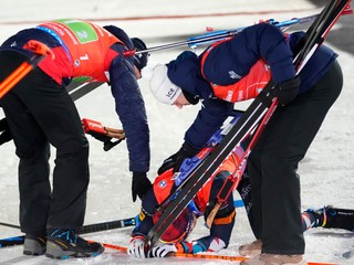 Nórski biatlonisti utešujú Vetleho Sjaastada Christiansena.