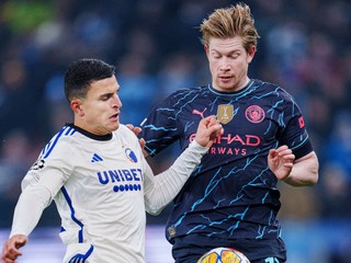 Mohamed Elyounoussia a Kevin De Bruyne v zápase osemfinále Ligy majstrov FC Kodaň - Manchester City
