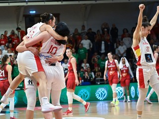 Španielske basketbalistky sa tešia po obrate nad Maďarskom v kvalifikácii OH 2024.