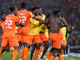 Futbalisti Pobrežia Slonoviny oslavujú postup do semifinále.