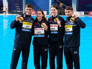 Zľava Thomas Daley, Scarlett Mewová Jensenová, Andrea Spendoliniová Sirieixová a Daniel Goodfellow so zlatými medailami z MS v plaveckých športov 2024.