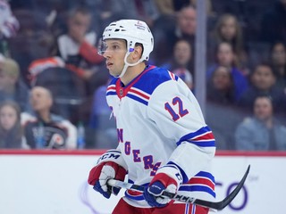 Americký hokejista Nick Bonino v drese New Yorku Rangers.