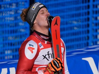 Manuel Feller bozkáva lyže po tom, ako zvíťazil v slalome.