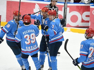 Hokejisti HC Slovan Bratislava sa tešia po strelenom góle v zápase 50. kola Tipos extraligy proti HK 32 Liptovský Mikuláš.