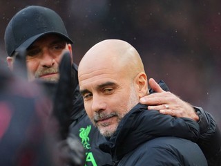 Tréneri Jürgen Klopp a Pep Guardiola po zápase Liverpool FC - Manchester City v 28. kole Premier League.