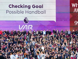Systém VAR skúma ruku hráča West Hamu.