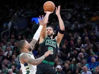 Jayson Tatum (Boston Celtics) strieľa cez Damianna Lillarda.