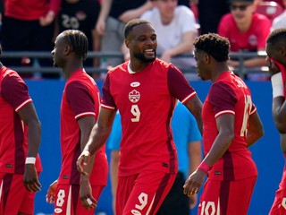 Kanadskí futbalisti sa tešia po strelenom góle proti Hondurasu v play-off o postup na Copa América 2024.