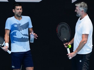 Novak Djokovič (vľavo) a jeho už bývalý tréner Goran Ivaniševič.