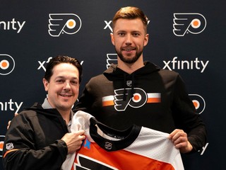 Generálny manažér klubu Philadelpia Flyers Daniel Briere a brankár Ivan Fedotov.