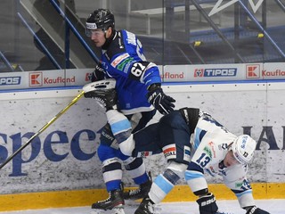 Tomáš Záborský a František Gajdoš v zápase štvrťfinále play off hokejovej Tipos extraligy medzi HK Poprad - HK Nitra.