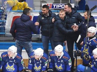 Hráči aj tréneri HK Spišská Nová Ves sa radujú z víťazstva. 