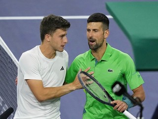 Luca Nardi (vľavo) šokujúco zdolal Novaka Djokoviča na turnaji v Indian Wells 2024.