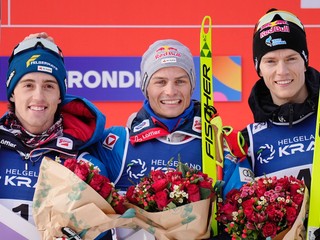 Stefan Rettenegger, Johannes Lamparter a Kristjan Ilves na stupienku víťazov v Trondheime.