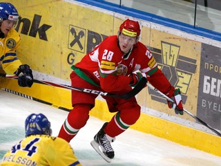 Konstantin Koľcov (uprostred), Nicklas Danielsson a Mattias Backman bojujú o puk v zápase Bielorusko - Švédsko v rámci Euro Hockey Challenge 10. apríla 2012.