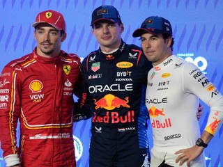 Zľava Charles Leclerc, Max Vertsappen a Sergio Pérez po kvalifikácii na Veľkú cenu Saudskej Arábie 2024.