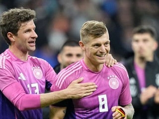 Nemeckí futbalisti Thomas Müller a Toni Kroos v drese Nemecka.