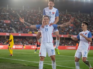 Slovenskí futbalisti do 21 rokov oslavujú gól. 