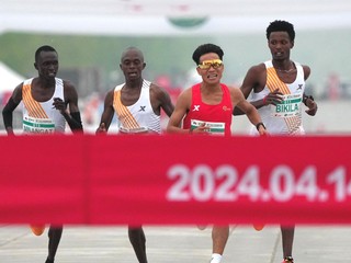 Čínsky bežec Che Ťie, Etiópčan Dejene Hailu a Keňania Robert Keter a Willy Mnangat pred cieľom Pekinského maratónu 2024.