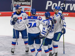 Slovenskí hokejisti sa tešia z gólu.