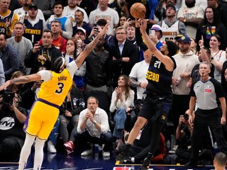 Jamal Murray (vpravo) predviedol skvelý buzzer beater v druhom zápase 1. kola play-off NBA Los Angeles Lakers - Denver Nuggets.