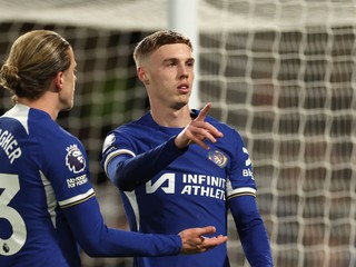 Futbalisti Chelsea Conor Gallagher (vľavo) a Cole Palmer sa tešia z gólu. 