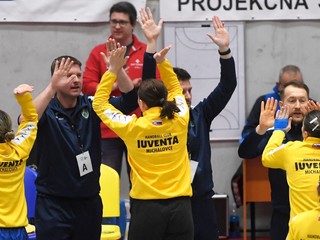 Vpravo tréner Michaloviec Peter Kostka v prvom zápase semifinále Európskeho pohára EHF v hádzanej žien MŠK Iuventa Michalovce – Benfica Lisabon.
