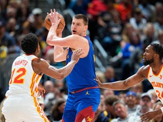 Nikola Jokic (v strede), De'Andre Hunter a Bruno Fernando v zápase NBA Denver Nuggets - Atlanta Hawks.