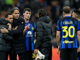 Tréner Simone Inzaghi s hráčmi Interu Miláno.