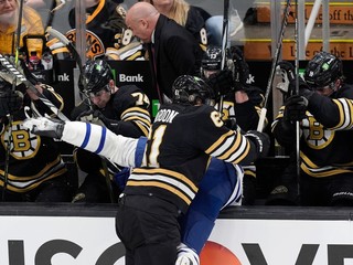 Patrick Maroon a jeho hit na Timothyho Liljegrena v prvom zápase 1. kola play-off NHL Boston Bruins - Toronto Maple Leafs.