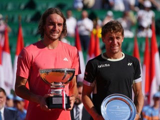 Stefanos Tsitsipas a Casper Ruud po finále turnaja v Monte Carle 2024.