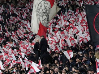 Fanúšikovia Ajaxu reagujú na tribúne pred zápasom Európskej ligy proti Aston Ville na obvinenia voči Alexovi Kroesovi z obchodovania s dôvernými informáciami.