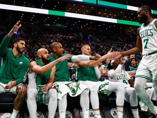 Na snímke je Jaylen Brown (číslo 7) so svojimi spoluhráčmi z tímu Boston Celtics. 