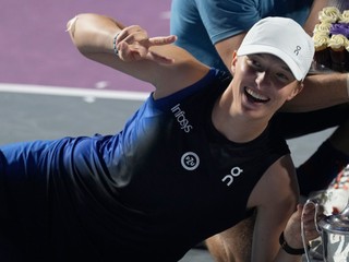 Iga Swiateková pózuje po triumfe na Turnaji majsteriek 2023.
