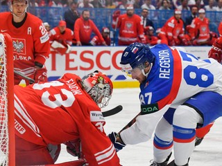 Pavol Regenda a brankár Tomáš Fučík v zápase Slovensko - Poľsko v skupine B na MS v hokeji 2024.