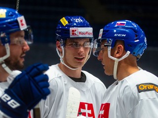 Juraj Slafkovský a vpravo Martin Fehérváry počas tréningu.