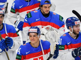 Slovenskí hokejisti po vypadnutí proti Kanade.