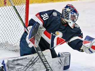 Denis Godla v bránke HC Slovan Bratislava.