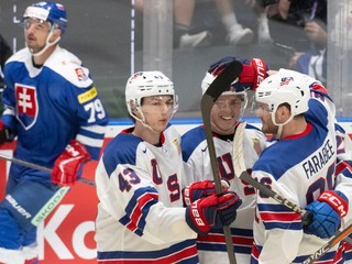 Americkí hokejisti sa tešia po strelení gólu v zápase proti Slovensku.