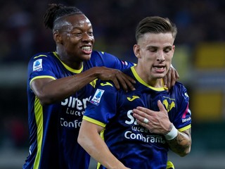 Slovenský futbalista v drese Hellasu Verona Tomáš Suslov (vpravo).