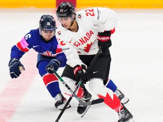 Sam Duggan a Dylan Cozens počas zápasu Veľká Británia - Kanada na MS v hokeji 2024. 